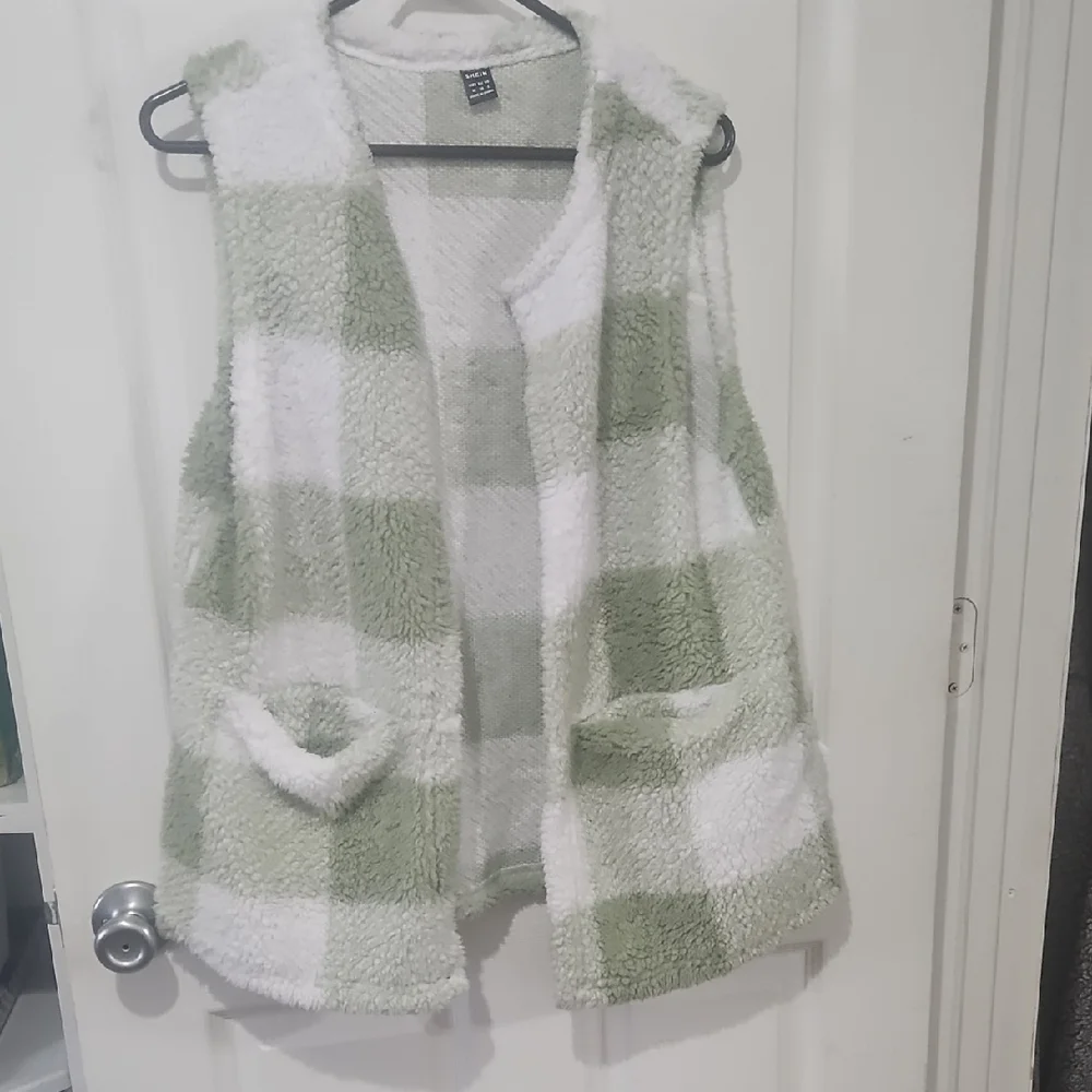 Bundle Sale | 4 For $20| SHEIN Green and White Textured Vest‎